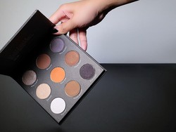 7 Eyeshadow Terjangkau dari Brand Lokal untuk Kamu yang Baru Belajar Makeup