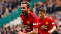 Juan Mata membuka gol pertama di pertandingan tersebut di menit ke-11 sekaligus membawa MU unggul sementara 1-0 atas Chelsea. Jason Cairnduff/Reuters.