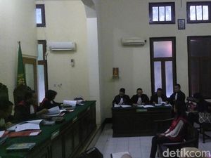 Hakim Perintahkan Jaksa Jemput Paksa Rian Subroto