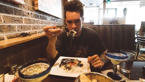 Pose Keren Kulineran Brendon Urie yang Baru Saja Berduet dengan Taylor Swift