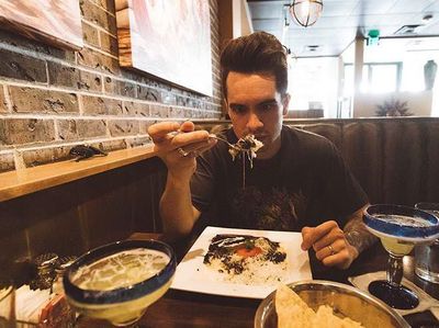 Pose Keren Kulineran Brendon Urie yang Baru Saja Berduet dengan Taylor Swift
