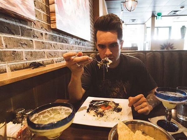 Pose Keren Kulineran Brendon Urie yang Baru Saja Berduet dengan Taylor Swift