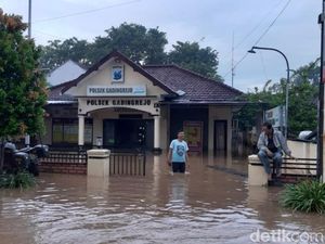 Banjir di Pasuruan Juga Tenggelamkan Kantor Polisi