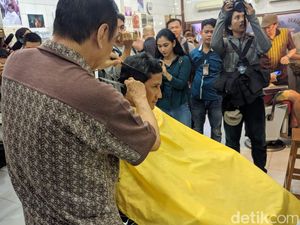 Potong Rambut di Glodok, Sandiaga Bercanda Mirip Atta Halilintar