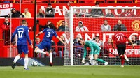 Blunder de Gea itu terjadi karena Bola yang mental dari hasil blok De Gea disambar Alonso dan diceploskannya ke dalam gawang. Jason Cairnduff/Reuters.