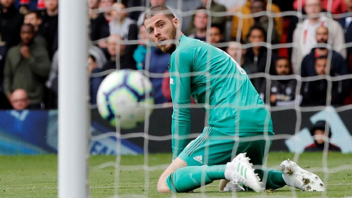 Kiper Manchester United David De Gea memandangi bola yang masuk ke dalam gawang akibat blundernya saat menghadapi Chelsea. (Foto: Phil Noble/Reuters)