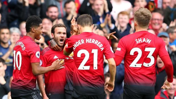 Juan Mata membuat Manchester United unggul lebih dulu atas Chelsea