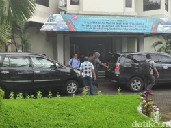Geledah Kantor PT Adhi Karya di Makassar, KPK Bawa 2 Kardus Dokumen