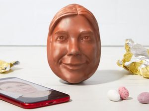 Keren! Sekarang Kamu Bisa Cetak Cokelat Telur Bentuk Wajah Sendiri