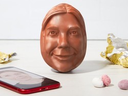 Keren! Sekarang Kamu Bisa Cetak Cokelat Telur Bentuk Wajah Sendiri