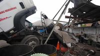 Ngeri! Begini Penampakan Truk Tangki Meledak di Surabaya