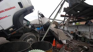 Ngeri! Begini Penampakan Truk Tangki Meledak di Surabaya
