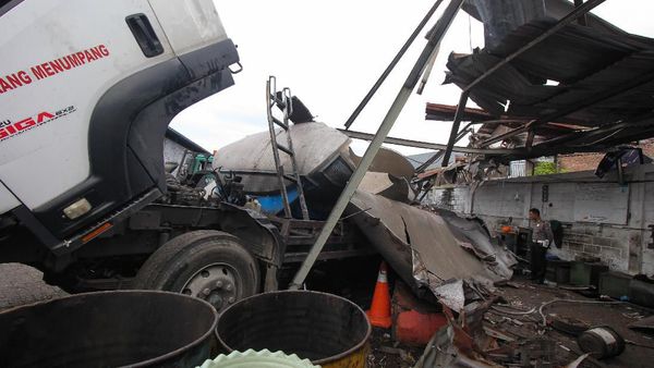 Ngeri! Begini Penampakan Truk Tangki Meledak di Surabaya