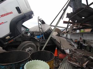 Ngeri! Begini Penampakan Truk Tangki Meledak di Surabaya