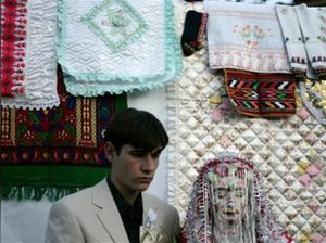 Foto: Tradisi Pernikahan Tutup Mata dan Muka Dicat Putih