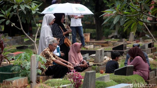 Warga Ramai-ramai Berziarah Jelang Bulan Ramadan