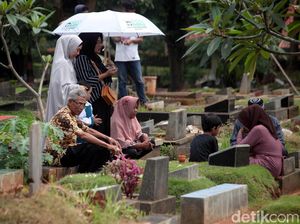 Warga Ramai-ramai Berziarah Jelang Bulan Ramadan