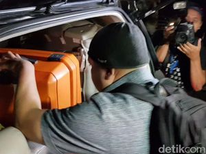 Usai Geledah Ruang Mendag, Penyidik KPK Bawa 2 Koper Usai Geledah Ruang Mendag, Penyidik KPK Bawa 2 Koper