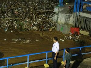 Potret Anies Baswedan Hingga Malam Blusukan ke Pintu Air di Jakarta Potret Anies Baswedan Hingga Malam Blusukan ke Pintu Air di Jakarta