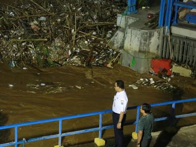 Potret Anies Baswedan Hingga Malam Blusukan ke Pintu Air di Jakarta