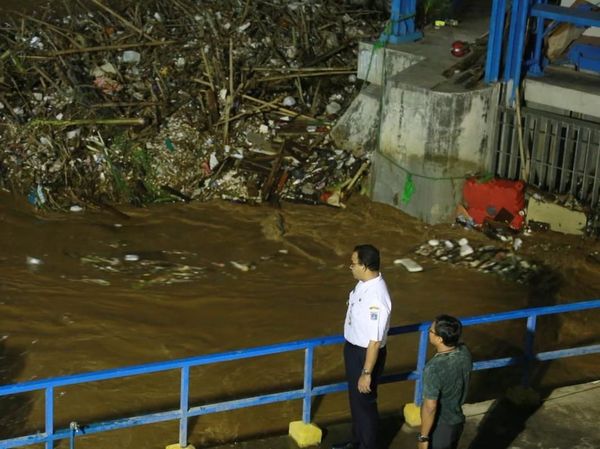 Potret Anies Baswedan Hingga Malam Blusukan ke Pintu Air di Jakarta