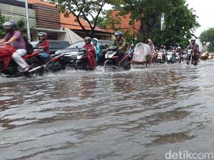10 Titik Jalan Protokol Surabaya Menggenang Usai Diguyur Hujan