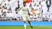 Raphael Varane, bek tengah andalan Real Madrid ini lepas dari pengamatan Arsene Wenger. Arsenal pun degan cepat ingin menimangnya tapi Varane lebih dulu memilih Real Madrid (Denis Doyle/Getty Images)