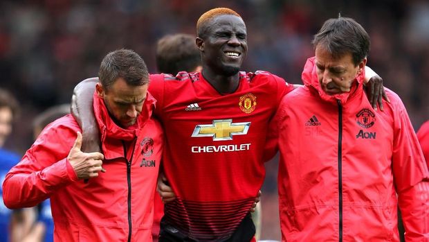 MANCHESTER, ENGLAND - APRIL 28:  An injured Eric Bailly of Manchester United is given assistance during the Premier League match between Manchester United and Chelsea FC at Old Trafford on April 28, 2019 in Manchester, United Kingdom. (Photo by Alex Livesey/Getty Images)
