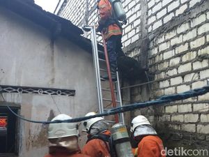 Kebakaran Terjadi di Surabaya Imbas Bensin Eceran Tumpah