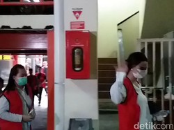 Lambaian Tangan Vanessa Angel untuk Emak-emak Saat Tiba di Pengadilan