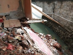 Hujan Deras Semalam, Tembok Rumah Warga di Pondok Labu Ambrol