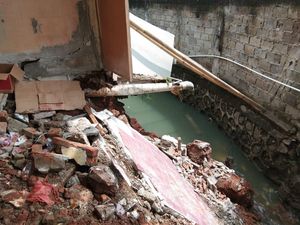 Hujan Deras Semalam, Tembok Rumah Warga di Pondok Labu Ambrol Hujan Deras Semalam, Tembok Rumah Warga di Pondok Labu Ambrol