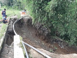 Longsor Putuskan Akses Warga dan Timbun Irigasi di Tasikmalaya