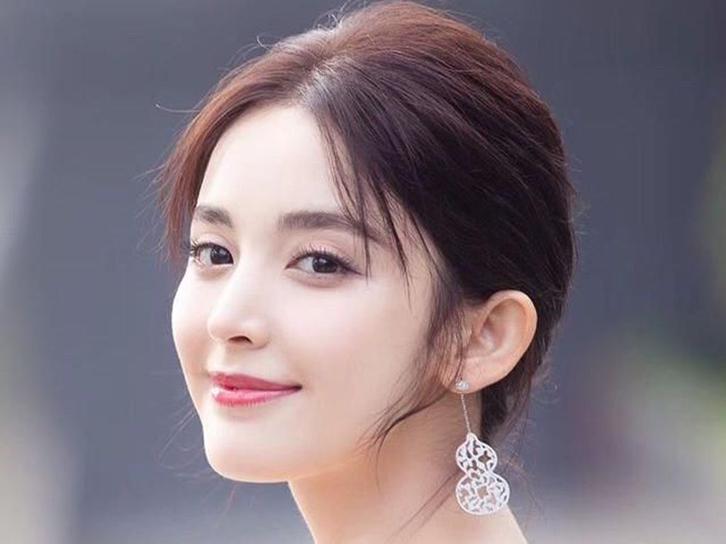 Guli Nazha, Artis Suku Uighur yang Nggak Kalah Cantik dari Dilmurat Guli Nazha, Artis Suku Uighur yang Nggak Kalah Cantik dari Dilmurat