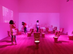 Uniknya Kloset Duduk Pink Berisi 12 Makanan Indonesia yang Ada di Museum MACAN