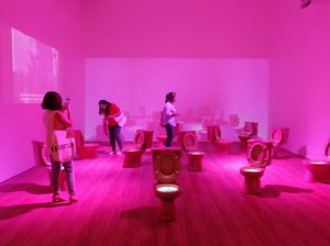 Uniknya Kloset Duduk Pink Berisi 12 Makanan Indonesia yang Ada di Museum MACAN Uniknya Kloset Duduk Pink Berisi 12 Makanan Indonesia yang Ada di Museum MACAN