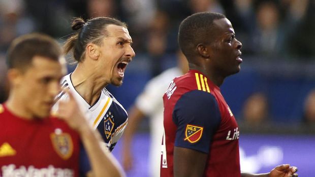 CARSON, CALIFORNIA - 28 APRIL: Zlatan Ibrahimovic #9 dari Los Angeles Galaxy menjerit kepada Nedum Onuoha #14 Real Salt Lake berikutan gol Ibrahimovic pada separuh masa kedua permainan di Dignity Health Sports Park pada 28 April 2019 di Carson, California.  (Foto oleh Katharine Lotze/Getty Images)