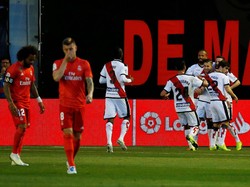 Para pemain Rayo merayakan gol mereka, sementara Marcelo dan Toni Kroos tertunduk lesu. REUTERS/Javier Barbancho.