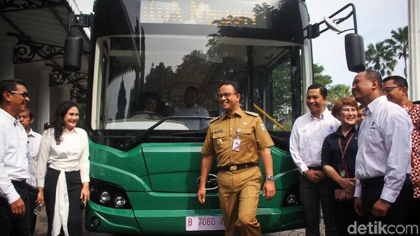 Jajal Bus Listrik Transjakarta, Anies Senang Banget