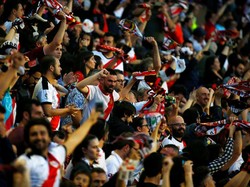 Pendukung Rayo memenuhi Stadion Estadio de Vallecas, Senin (29/4/2019) dinihari WIB. REUTERS/Javier Barbancho.