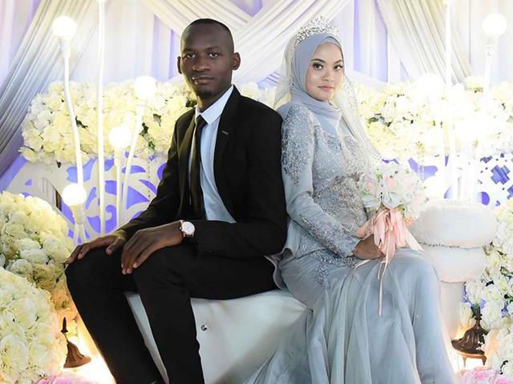 Kisah Cinta Wanita Dinikahi Pria Asing yang Menghiburnya Saat Nangis di Mal Kisah Cinta Wanita Dinikahi Pria Asing yang Menghiburnya Saat Nangis di Mal