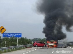 Ditabrak City Car, Pikap Muat BBM Terbakar di Tol Jombang