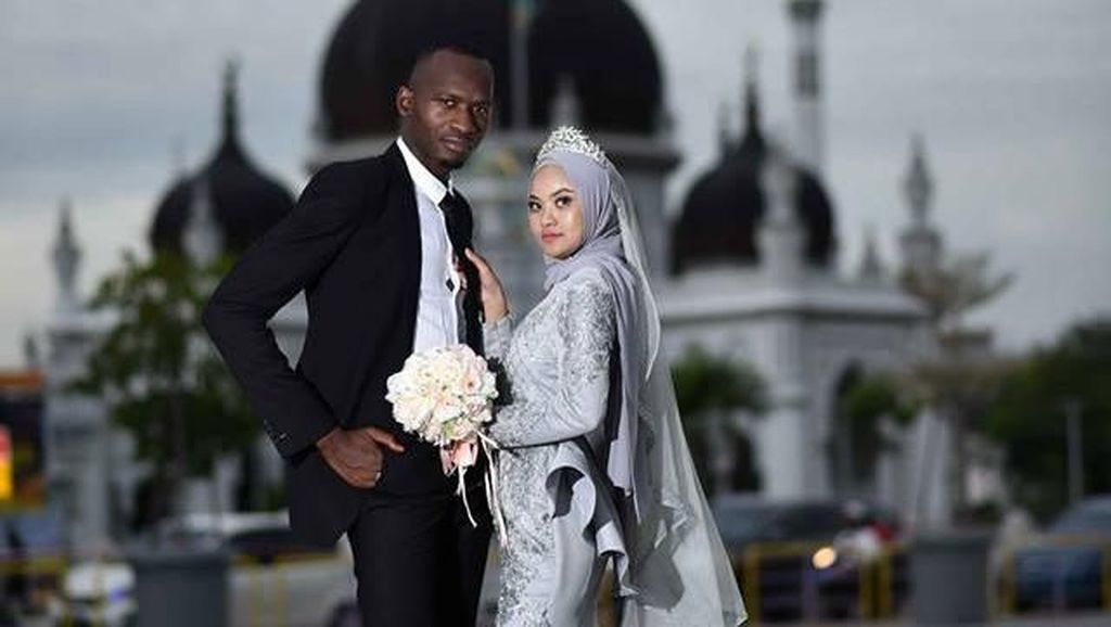 Potret Mesra Pasangan Beda Benua, Bertemu Saat Si Wanita Menangis di Mall Potret Mesra Pasangan Beda Benua, Bertemu Saat Si Wanita Menangis di Mall