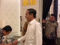 Momen Penuh Tawa Elite TKN Salami dan Sapa Jokowi Siap Presiden