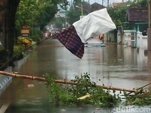 Banjir 1 Meter, Puluhan Warga Pasuruan Mengungsi