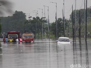 Banjir Jalan Raya Porong Lama Tambah Tinggi, Tiga Truk Mogok