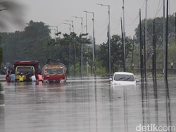 Banjir Jalan Raya Porong Lama Tambah Tinggi, Tiga Truk Mogok