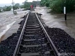Batu Kricak Rel KA Terbawa Arus Banjir, Jalur di KM 58 Masih Lumpuh