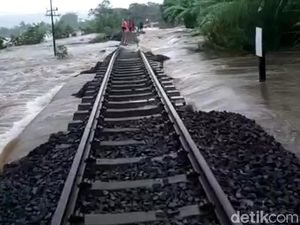 Batu Kricak Rel KA Terbawa Arus Banjir, Jalur di KM 58 Masih Lumpuh Batu Kricak Rel KA Terbawa Arus Banjir, Jalur di KM 58 Masih Lumpuh