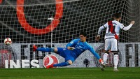 Satu-satunya gol Rayo tercipta dari titik putih yang dicetak Adri Embarba. Menyusul pelanggaran Jesus Vallejo terhadap Javi Guerra. REUTERS/Javier Barbancho.